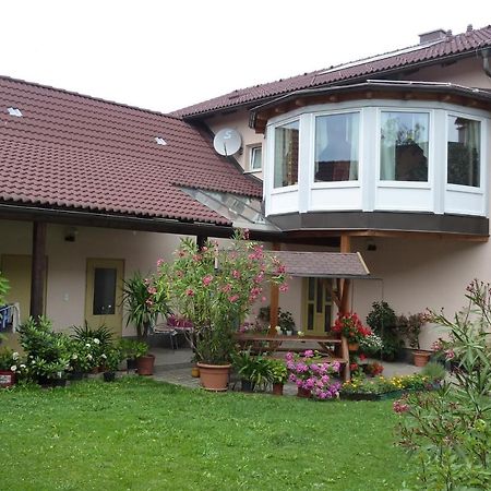 Gertis Blumenhof Privatzimmer, Ferienwohnung กมึนด์ ภายนอก รูปภาพ