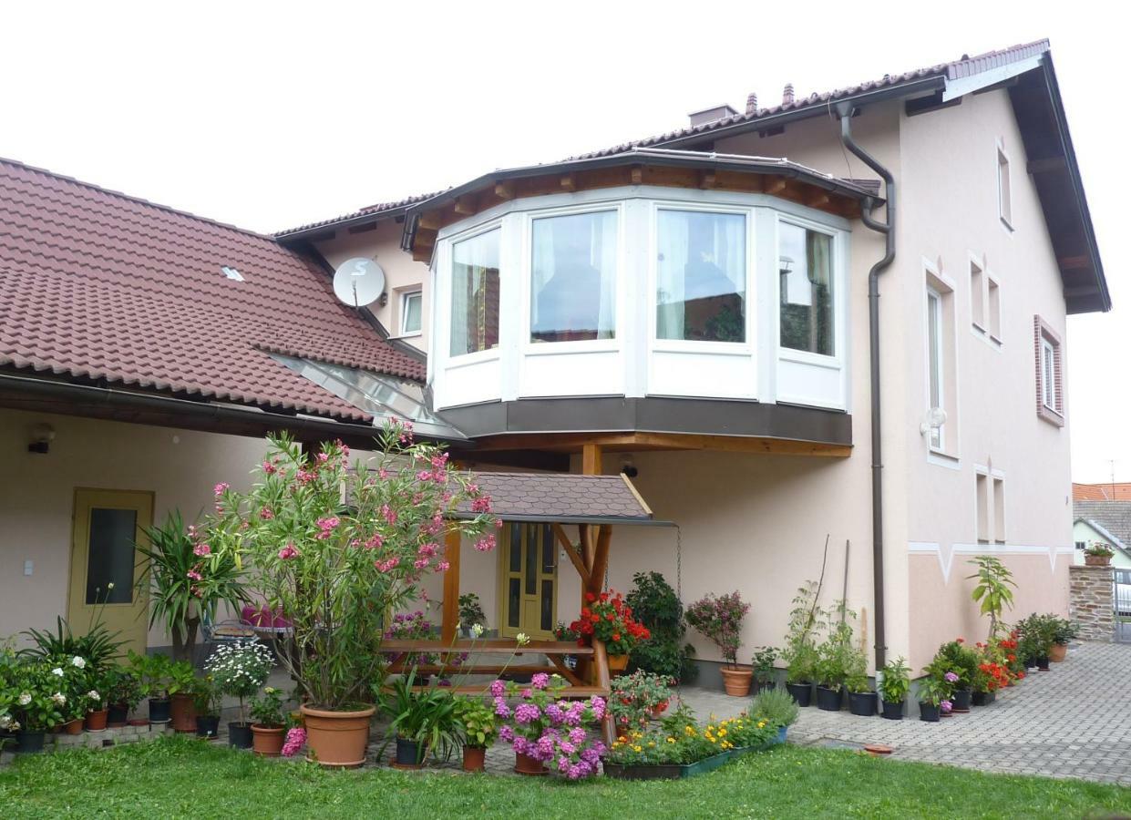 Gertis Blumenhof Privatzimmer, Ferienwohnung กมึนด์ ภายนอก รูปภาพ